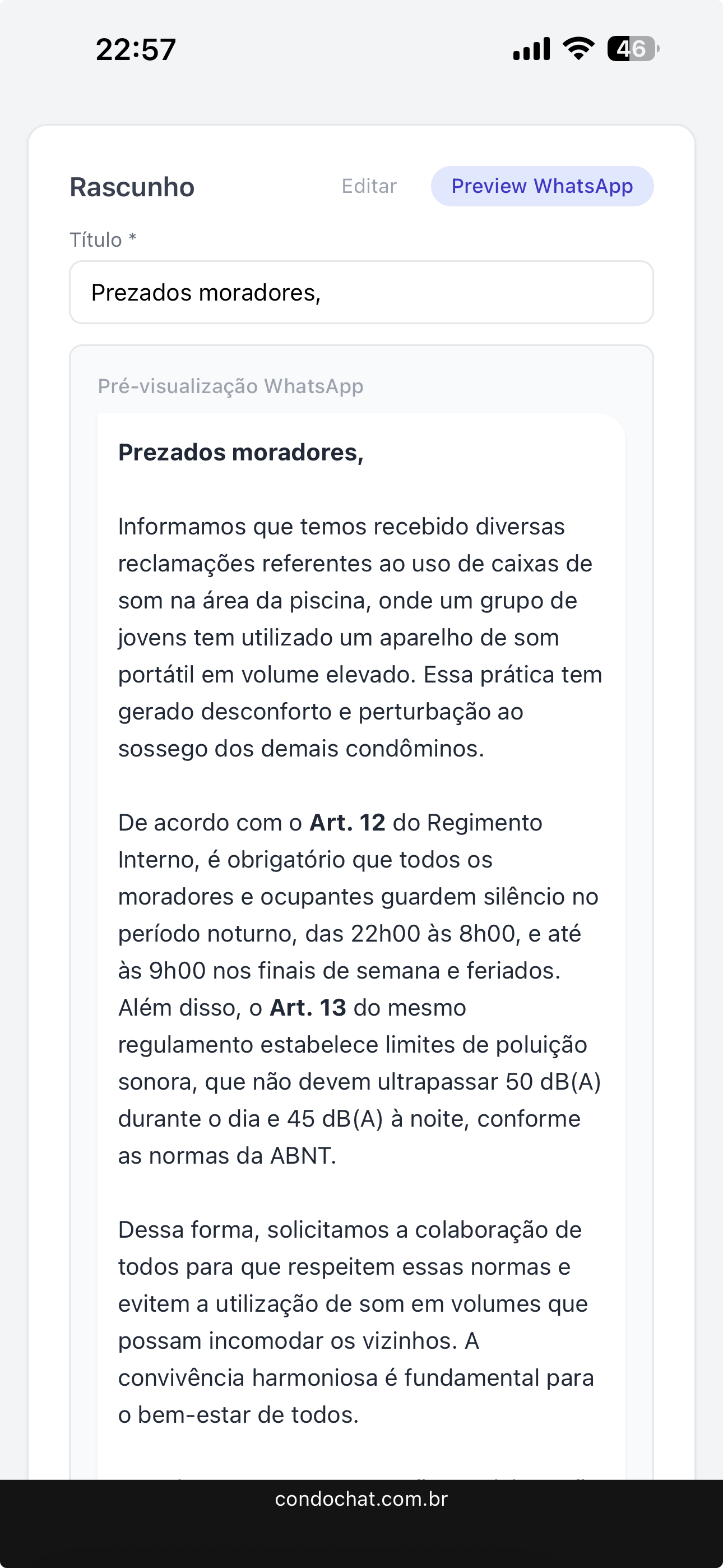 Assistente de IA gerando comunicado formal no painel admin com prévia WhatsApp